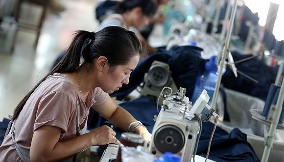 2016年9月9日,安徽省淮北市,一家服装厂的女工在生产车间加工出口到